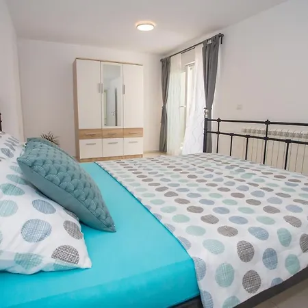 Apartment Zagar With Jacuzzi Porec