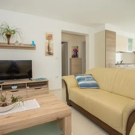 Zagar With Jacuzzi Apartment Porec