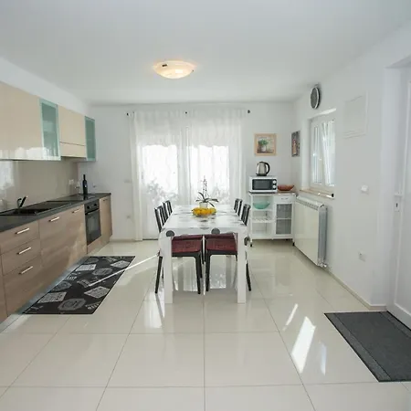 Zagar With Jacuzzi Apartment *
