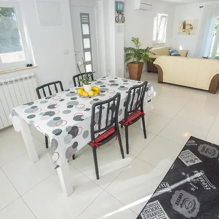 Zagar With Jacuzzi Apartment