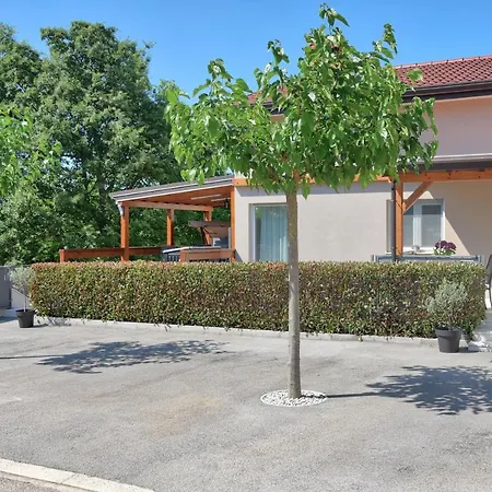 Zagar With Jacuzzi Apartment Porec