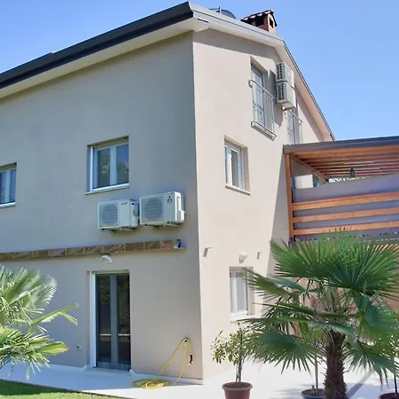 Apartment Zagar With Jacuzzi