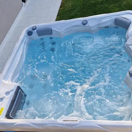 Zagar With Jacuzzi Apartment