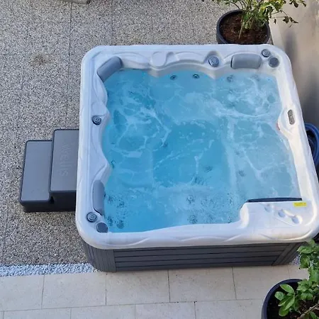 Zagar With Jacuzzi